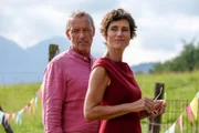 Als neue Freundin von Vinz Huber (Michael Roll) nimmt Aimee Benzweiler (Julia Bremermann) gerne die spontane Einladung zur Grillparty auf dem Lorenzhof an.