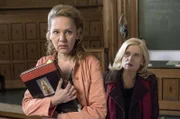 Antje Schmidt (Michaela Siebholz, l.); Isabel von Brede (Sabine Postel, r.)