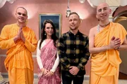 Ding Dong – Zeig mir dein Zuhause Staffel 6 Folge 3 Krishna Damodar (l.), Viola Tami, Jan Fitze und Krishna Premarupa (r.) im Hare Krishna Tempel in Zürich