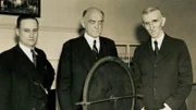 Tesla und der Induktionsmotor 50. Jahrestag, 1938. Der serbisch-amerikanische Physiker und Elektroingenieur Nikola Tesla (1856-1943), stehend rechts, mit Vertretern der.