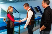 Uschi ist überrumpelt, als sie erfährt, dass Winkler jetzt Mitglied im Schützenverein ist. Von links: Uschi (Silke Popp), Winkler (Florian Stadler) und Mike (Harry Blank).