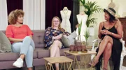 Die drei Konkurrentinnen Eliza, Ksenia und Adriana (v.l.) beobachten und kommentieren das Geschehen und bewerten Aycas Leistung in den Kategorien Brautkleid, Schuhe, Styling und Verwandlung.