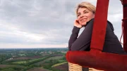„Verzaubert am Rand vom Land – Sabine Heinrich umrundet auf einer 1.600 Kilometer langen Reise NRW. Im Heißluft-Ballon geht sie dabei kurz über die Grenze und landet im niedersächsischen Emsland.“