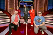ARD WER WEISS DENN SOWAS? FOLGE 754, "Katerina Jacob und Andrea Kathrin Loewig", Moderator Kai Pflaume (M.) und seine Rateteam-Kapitäne Bernhard Hoëcker (l.) und Elton (r.) begrüßen in dieser Sendung die Schauspielerinnen Katerina Jacob (2.v.l.) und Andrea Kathrin Loewig (2.v.r.).