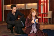 David (Mathis Künzler, l.) ahnt nicht, worüber Lisa (Alexandra Neldel, r.) sich Gedanken macht. (Dieses Foto von Alexandra Neldel darf nur in Zusammenhang mit der Berichterstattung über die Serie "Verliebt in Berlin" veröffentlicht und verbreitet werden.)