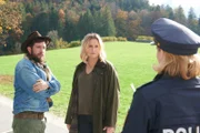Lena Lorenz (Judith Hoersch, M.), Schorschi Striebel (Sebastian Edtbauer, l.) und Polizistin Anna Prückl (Sarah-Lavinia Schmidbauer, r.) können sich nicht erklären, wie es zu dem Unfall kommen konnte.