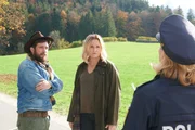 Lena Lorenz (Judith Hoersch, M.), Schorschi Striebel (Sebastian Edtbauer, l.) und Polizistin Anna Prückl (Sarah-Lavinia Schmidbauer, r.) können sich nicht erklären, wie es zu dem Unfall kommen konnte.