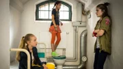 Kiara (Johanna Götting, links), Lisha (Emma Roth) und Mia (Marleen Quentin, rechts) gucken sich am Projekttag ein Gefängnis von innen an.