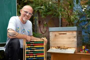 Was wären wir ohne unsere strebsamen Bienen? Trotz ihres kleinen Gehirns besitzen die Insekten überraschend weitreichende "mathematische" Fähigkeiten. Thomas D erklärt, wie die schlauen Brummer ihre Mathe-Kenntnisse auf den täglichen Flügen anwenden – bei Wissen vor acht - Natur.