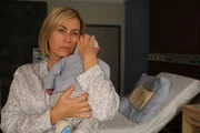 Petra Hoffmann (Gesine Cukrowski) hat für ihre Tochter Kim das Kind ausgetragen. Doch in kurzer Zeit haben sich die Umstände geändert und Petra sorgt sich um ihren Enkel.