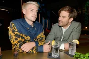 Moritz (Lennart Borchert, l.) merkt, dass Julian (Onno Buß) getrieben Ablenkung sucht.