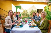 Die Landfrauen beim Essen, linke Seite von vorne nach hinten: Stefanie Renz, Barbara Grimm, Sandra Kochan, linke Seite von vorne nach hinten: Maria Neher, Melanie Seeber, Kerstin Riek