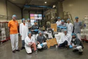 Das Team von "HeyHo", der sozialen Müslirösterei, in seiner Fabrik in Lüneburg