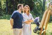 Das malerische Talent von Lena Lorenz (Judith Hoersch) ist zwar nicht sonderlich ausgeprägt, aber sie genießt die Auszeit bei einem Malkurs mit dem humorvollen Aaron Kolberg (Matthias Ziesing).