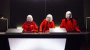 Populismus (Moritz Heidelbach, r.), Werbung (Helge Mark Lodder, Mitte) und Maren Kroymann (l.) halten in der Algorithmus-Zentrale die Stellung.