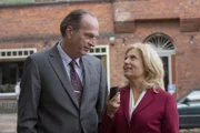 Markus Gellert (Herbert Knaup, l.); Isabel von Brede (Sabine Postel, r.)