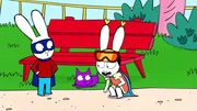 Super-Lou (r.) weiß, wie sie die kleine Katze (M.) retten kann, die sich an der Bank verheddert hat. Simon Superhase (l.) kann da nur staunen.