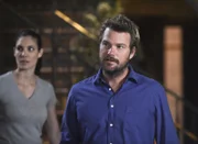 Während Callen (Chris O'Donnell, r.) und Kensi (Daniela Ruah, l.) in einem neuen Fall ermitteln, gerät Hetty (Linda Hunt) unterdessen in Washington DC selbst in eine Ermittlung ...