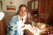 Julia Obermeiers  (Liane Forestieri) Gefühle für Dr. Keller sind offensichtlich noch nicht ganz erloschen.