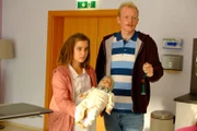 Alina Moosleitner (Anne-Marie Lux) und ihre Freund Tim Scheuer (Sebastian Griegel) sind außer sich, denn der ihnen anvertraute Babysimulator ist auf den Boden gefallen und das bedeutet für sie, dass das vermeintliche Baby dringend ärztliche Hilfe benötigt.