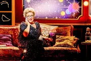 Annerose (Peggy Lukac) hat einen neuen Job als Moderatorin von "IHRE STERNE TV".