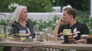 Felix mit seiner Mama am Tisch