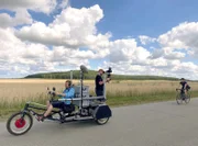 Über 1000 Kilometer Brandenburg mit dem Fahrrad – "Rad auf Achse" ist unterwegs auf dem längsten Radfernweg Deutschlands, der "Tour Brandenburg". Es gibt Begegnungen mit Menschen am Wegesrand und Eindrücke aus dem Land Brandenburg in seiner Pracht und Vielfalt. Folge 2 radelt nach Cottbus, durchs Lausitzer Seenland und den Fläming zurück zum Ausgangspunkt der Tour: Brandenburg an der Havel. - Dreharbeiten Rad auf Achse.