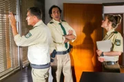 Gespannt warten Hubert (Christian Tramitz, l.) und Staller (Helmfried von Lüttichau, M.) zusammen mit Lena Winter (Klara Deutschmann, r.) auf den Ausgang ihres Experiments.