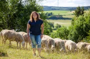 Kerstin Riek bei ihren Schafen auf der Heide