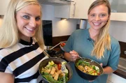 hr-fernsehen DIE GESUNDMACHER, bei Hessens Top-Medizinern vor Ort, Ernährungstrends, am Montag um 20:15 Uhr. Reporterin Maike Tschorn (li.) und Ernährungsmedizinerin Dr. Rieke Hermann.