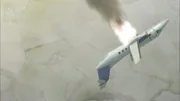 CGI-NACHSTELLUNG: Continental Express Flug 2574 stürzt über Eagle Lake, Texas, auf die Erde zu, nachdem die Tragfläche abgesprengt wurde.