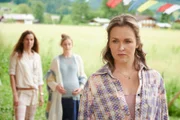 Lena Lorenz (Judith Hoersch, r.) macht sich Sorgen: Lilly Waldhausers (Teresa Klamert, M.) Kind liegt in Querlage, doch von Marthe Gerber (Doris Schretzmayer, l.) beeinflusst, weigert sie sich, einem Kaiserschnitt zuzustimmen.