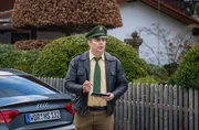 Riedl (Paul Sedlmeir) verteilt Strafzettel in Wolfratshausen.
