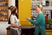 Bei Lien (Nui Nguyen, links) und Vera (Sybille Waury, rechts) ist die Wiedersehensfreude nach Liens Rückkehr aus Peru groß.