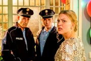 Leahs Party ist im vollen Gange als Leah (Charlotte Krause, r.) zwei Polizisten (Jens Grunwald, l., Rainer Hübner) die Tür öffnet. Die Nachbarn haben sich beschwert.