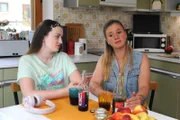 Maja (Godiva Adela, links) erhofft sich, dass Sarah (Sophie Reiml, rechts) ein gutes Wort bezüglich des Influencer-Jobs für sie bei Severin einlegt.