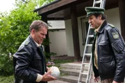 Staller (Helmfried von Lüttichau, rechts) ist der Sack mit dem Butler vom Dach gefallen. Hubert (Christian Tramitz) fragt sich, ob man die Figur noch reparieren kann.