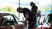 Klaus Borrmann(l) und seine Assistentin Kathi (r) untersuchen Mustangs bei verschiedenen Händlern in Schweden.