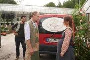Die Zukunftspläne seiner Tochter Romy (Luisa Wietzorek) gefallen Wolfgang Engert (Michael Schenk, m.) überhaupt nicht, denn sie möchte mit ihrem Lebenspartner Ben Tewolde (Timo Fakhravar) ein eigenes Café eröffnen.