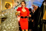 Leahs Party ist im vollen Gange als die Polizei vor der Tür steht. Leah (Charlotte Krause) versucht Magda (Verena Altenberger, r) aus dem Verkehr zu ziehen.