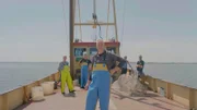 Die letzten Fischer von Volendam – Patrick Schilder auf seinem Boot, auf dem Jisselmeer. Im Hintergrund: Seine Crew.