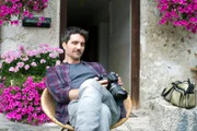 Während des Klassentreffens hat Rob Manzini (Seán McDonagh) besonders viele Fotos von Lena geschossen.