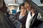 „Korruptes Schwein!“ Gerichtsmedizinerin Brigita Stević (Sarah Bauerett, re.) und Branka (Neda Rahmanian) finden bei der Leiche des Beamten Ribar (Marijan Hinteregger) ein Schreiben.