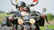 „Mit dem Weihnachtsmann durch OWL - Sabine Heinrich (l) trifft Triker Jonny, der im Sommer durch die Region cruist und im Winter als Weihnachtsmann auftritt.“