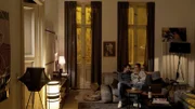 Dr. Hoffmann (Kai Wiesinger) und Celine (Isabell Polak) genießen die Zweisamkeit in Hoffmanns Wohnung.