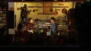 Celine (Isabell Polak) und Dr. Hoffmann (Kai Wiesinger) sitzen in ihrer Lieblings-Trattoria und beratschlagen über das weitere Vorgehen.