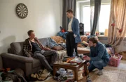 Nina (Julia E. Lenska, M.) und Gregor (Jonas Minthe, r.) überraschen Henning Mittergang (Vincent Krüger, M.) nach einer durchzechten Nacht in dessen Wohnung.