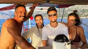 Ding Dong – Zeig mir dein Zuhause Spezial Mallorca Viola Tami (2.v.l.) und Jan Fitze (2.v.r.) auf dem Segel-Haus-Schiff von Maxime Verbist und Marta Caldentey