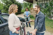 Aaron Kolberg (Matthias Ziesing, r.) hat zur Überraschung von Lena Lorenz (Judith Hoersch, l.) und deren Mutter Eva (Eva Mattes, M.) nicht einfach nur Lenas altes Fahrrad repariert, sondern ihr gleich ein anderes, voll funktionsfähiges Rad organisiert.
