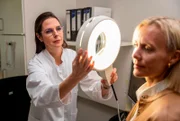 Bei problematischer Haut hilft eine genaue Analyse, um die richtige Pflege zu finden. Prof. Claudia Borelli, Universitätsklinikum Tübingen mit einer Patientin. Weiteres Bildmaterial finden Sie unter www.br-foto.de.